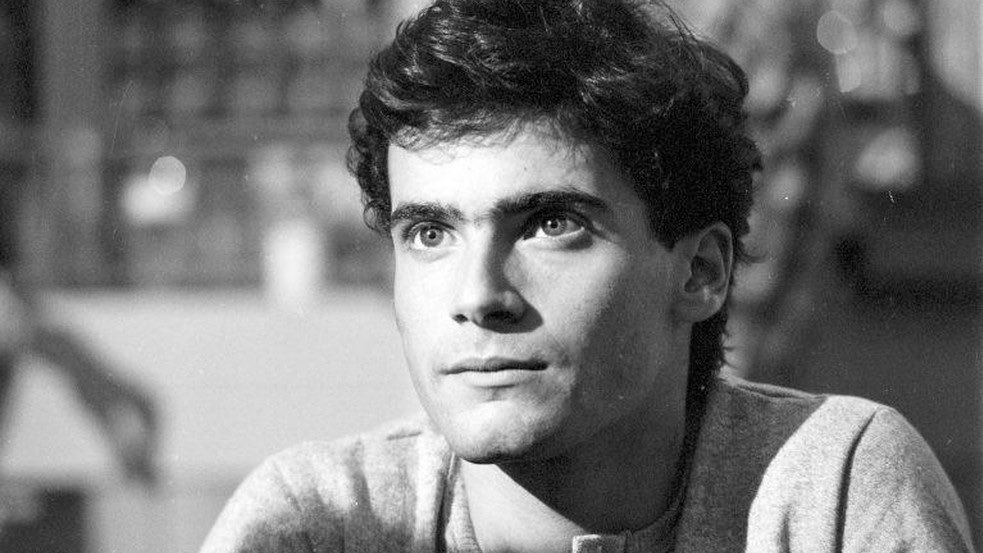 filomenaferret0's tweet photo. • Lauro Corona (1957-1989)
Mesmo com uma carreira curta ele esteve em obras marcantes como #DancinDays, #BailaComigo, #ElasPorElas, #CorpoACorpo, #DireitoDeAmar e #VidaNova (sua última novela). No cinema fez filmes como "O Sonho Não Acabou" e "Bete Balanço" (+) https://t.co/56Pe3PXd1j