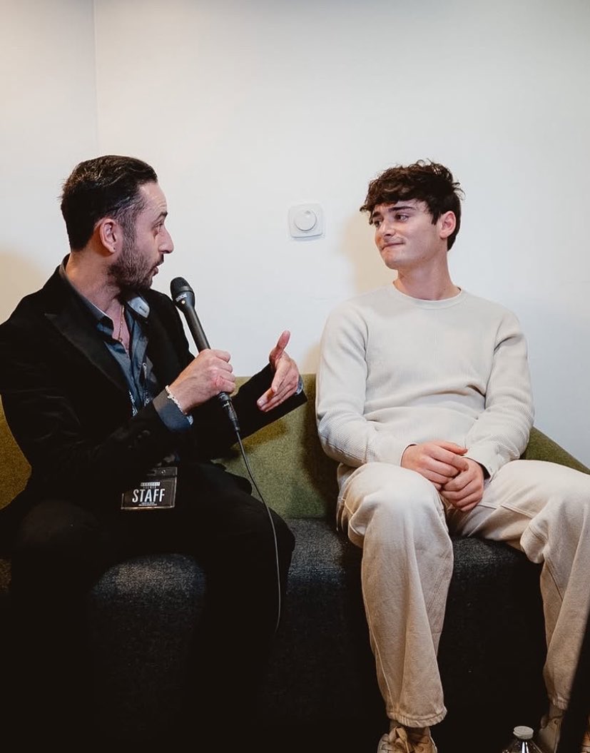 noahcschnappbr's tweet photo. ÍCONE! ❤️ Noah Schnapp durante um bate-papo incrível com o apresentador Jamal Niaz na Comic Con Liverpool. A entrevista completa chega em breve ao canal da Monopólio Eventos no YouTube! https://t.co/fx5Qxta8D9