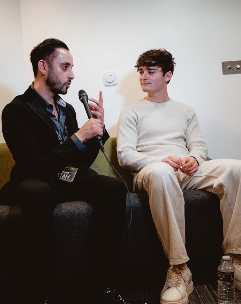 noahcschnappbr's tweet photo. ÍCONE! ❤️ Noah Schnapp durante um bate-papo incrível com o apresentador Jamal Niaz na Comic Con Liverpool. A entrevista completa chega em breve ao canal da Monopólio Eventos no YouTube! https://t.co/fx5Qxta8D9