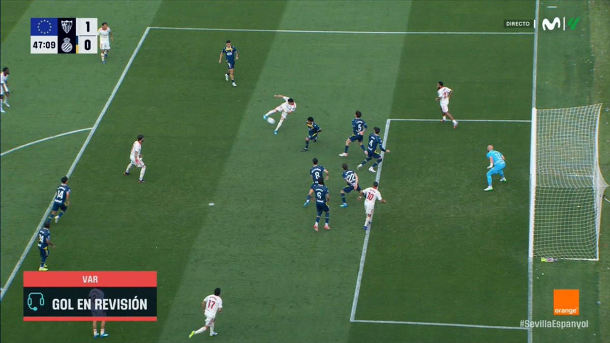 Imagino que el VAR habrá tomado otro frame, pero el que han puesto en la repetición es invalido. El balón ya ha salido del pie de Vargas por lo que no podría analizarse así.