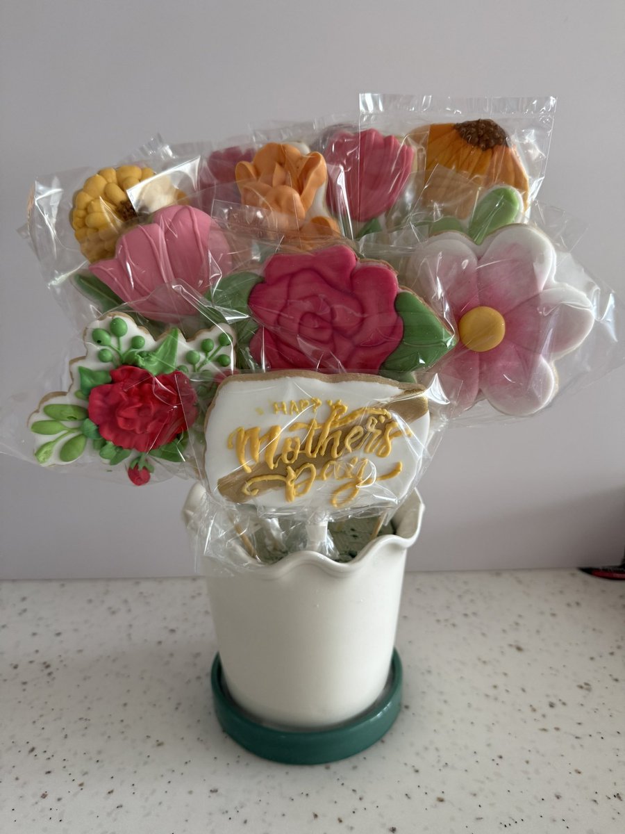 DDelightsSweets's tweet photo. Mother’s Day cookie bouquet for a customer https://t.co/W1EepfIYZp