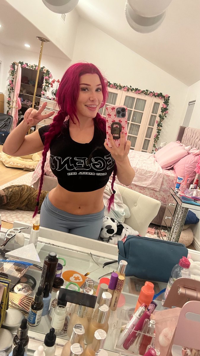 LilyLouTV tweet media