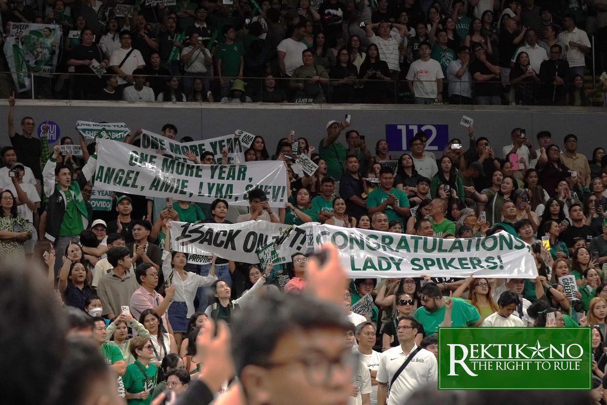 DLSUVolleyFans's tweet photo. Watching clips from today’s game and can I just say na ang ganda tignan pag tinututok sa DLSU crowd yung camera kasi ang daming tarpaulins and banners. Salute to all lumots 🫡

Cheering from team bahay 😆💚

📸https://t.co/6a7t24x5ct https://t.co/BCuT6dJ0xa