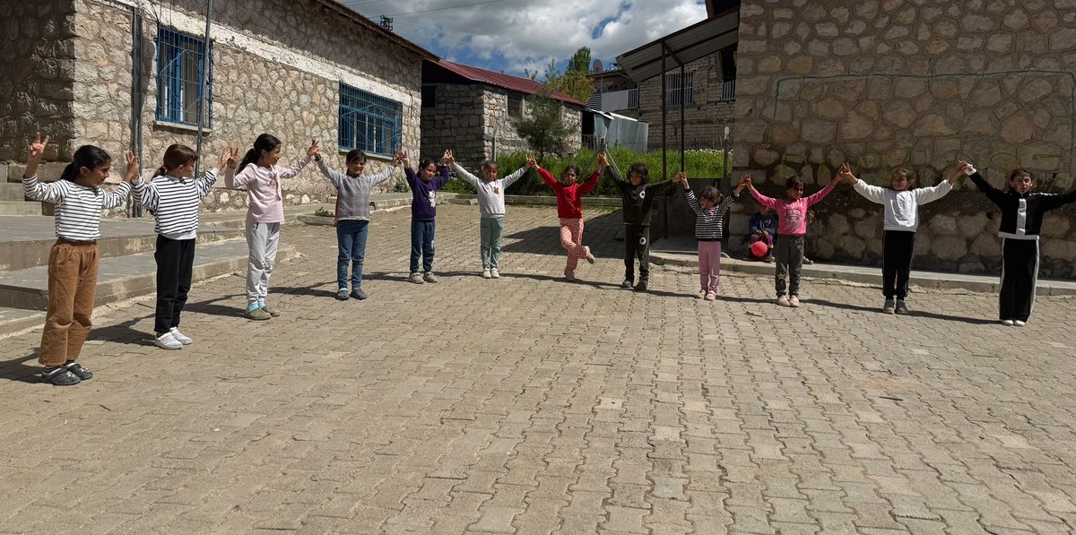 MEDDER2017's tweet photo. Me îro li gundê Zengê ya navçeya Licê ye, bernameya zarokan li dar xist. Zarokan eleqeyeke pir mezin nîşanî bernameyê dan. https://t.co/T0p950YmXz