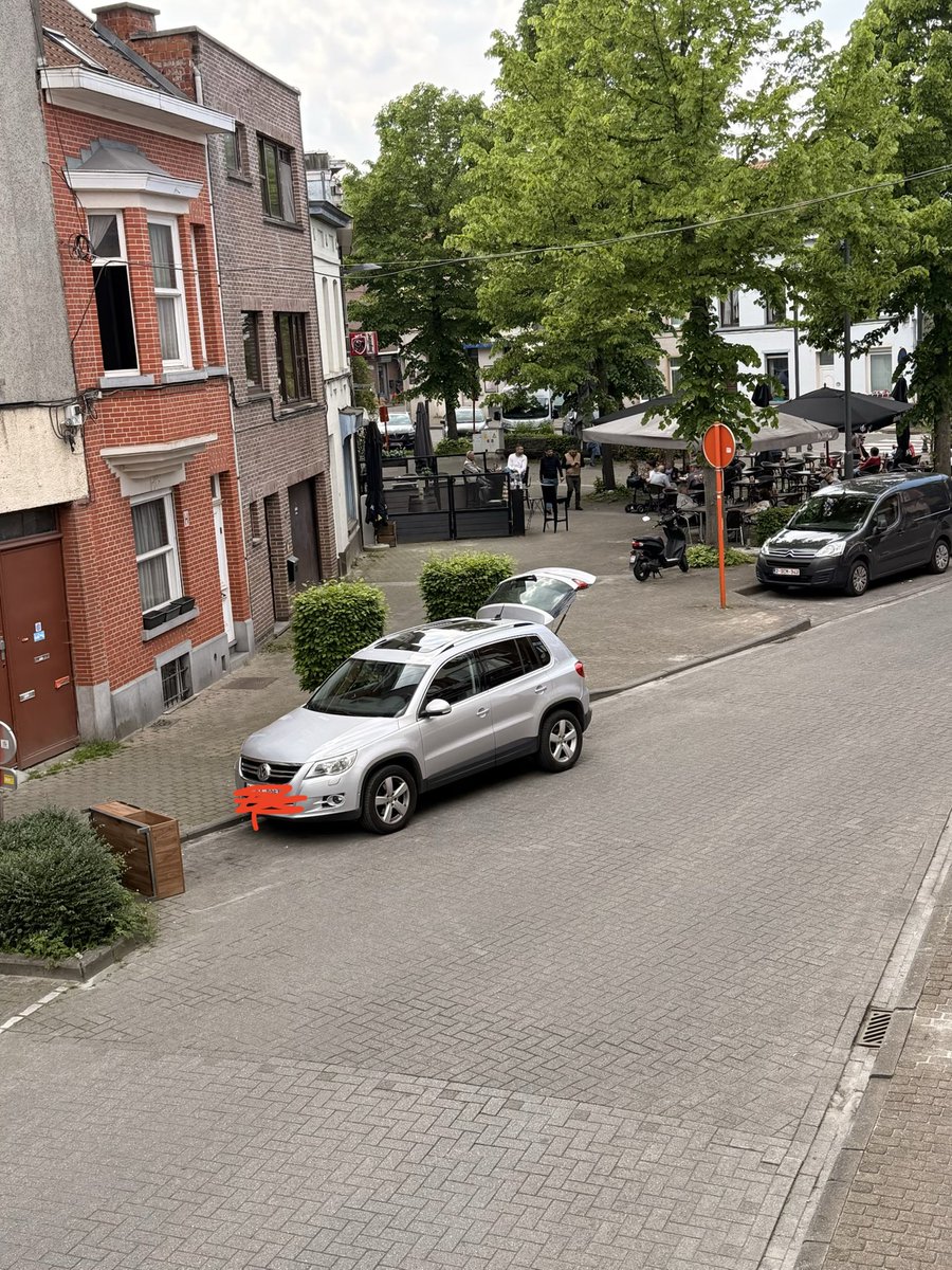 ssteverlinck's tweet photo. Weer een mooi nieuw fenomeen in Brussel: niet reglementair parkeren in de buurt van een gezellig terrasje en je koffer openzetten zodat de scancars van parking Brussels je nummerplaat niet kunnen lezen…
Maar hey, fietsers moeten eens leren de verkeersregels volgen. https://t.co/8L98bVhwyW