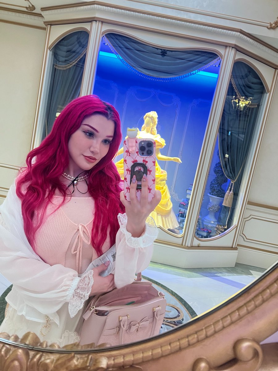 LilyLouTV tweet media