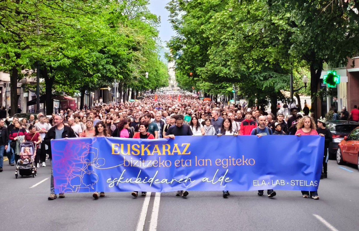 LABsindikatua's tweet photo. 🗣️"Hemen gaude euskararen alde" oihuak manifestazioan

➡Euskaldunon hizkuntza eskubideak, oro har, zapalduak daude eta euskaraz bizitzeko eta lan egiteko eskubidea aldarrikatu beharra dago. Bada, zerbitzu publikoetan eskubide hori bermatu ezean, ezinezkoa izango da beste esparruetan urrats esanguratsuak egitea