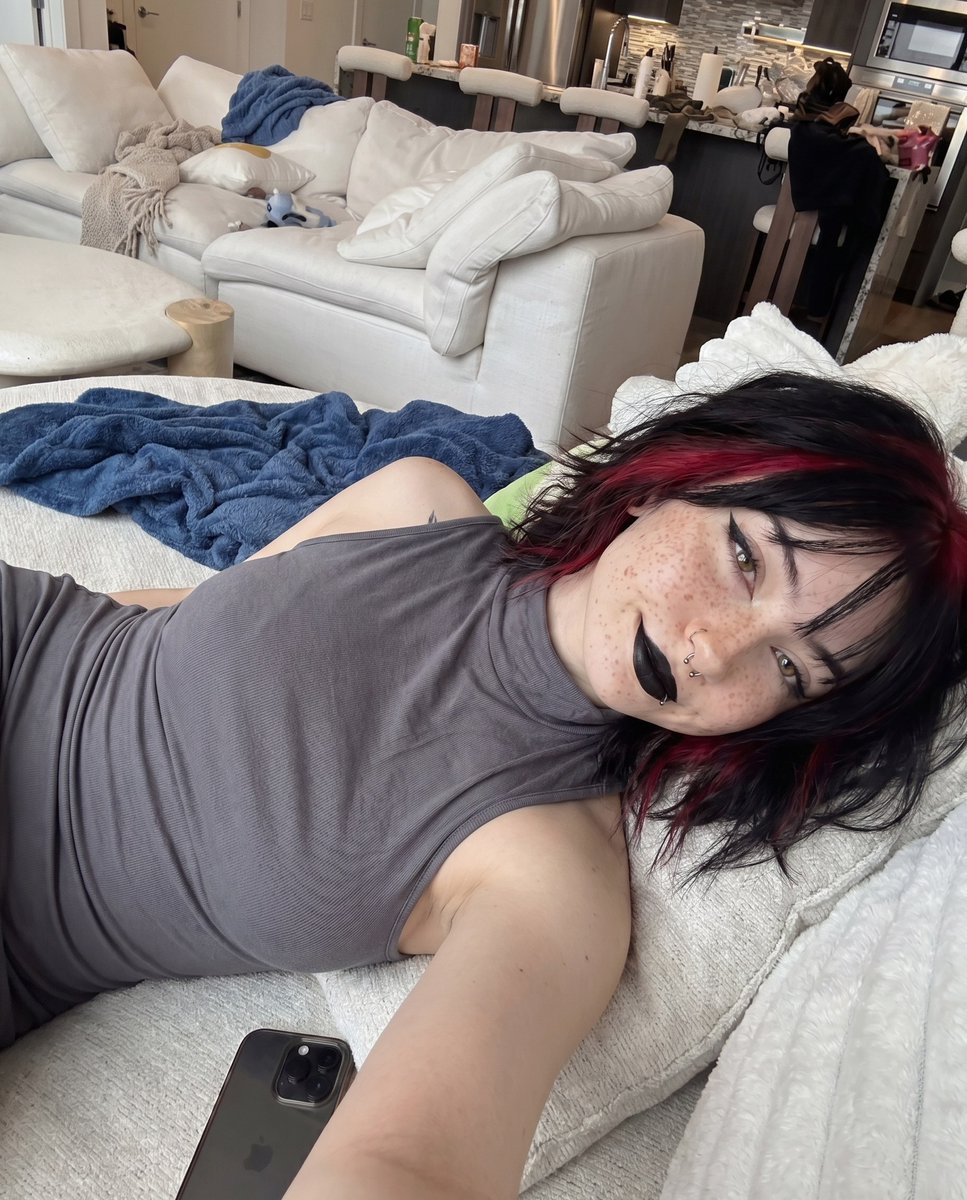 trinitybrownie's tweet photo. goth girls stay in your head longer https://t.co/mIixh1AZBR