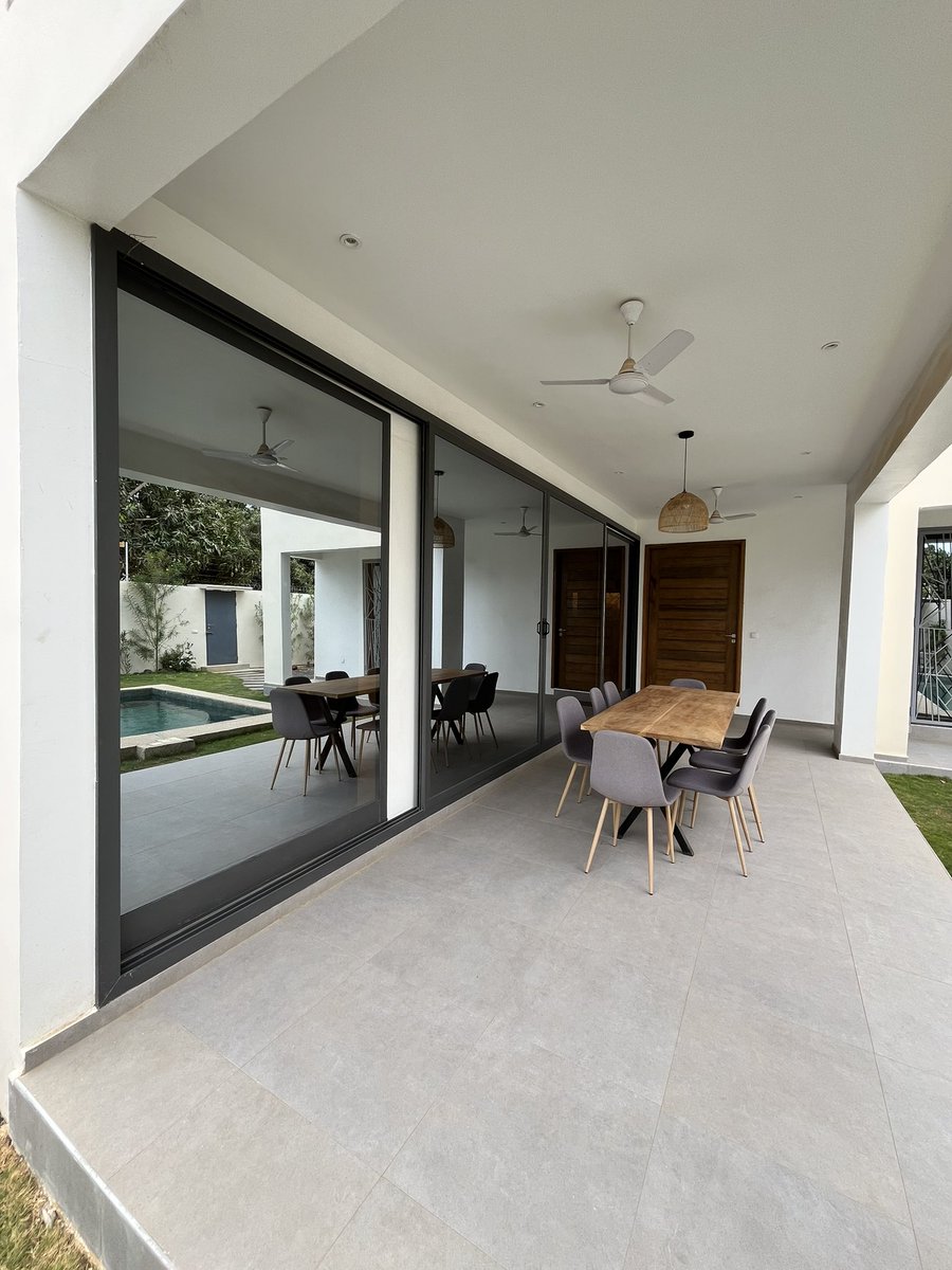 bigabdou007's tweet photo. VILLA D'ARCHITECTE À NGAPAROU 

📍 À 100m de la route – Emplacement idéal !

Offrez-vous ce joyau contemporain de 600 m² aux prestations haut de gamme :

• 🛏️ 4 chambres : SDB privée et terrasse vue piscine pour chacune.

• 🍳 Cuisine américaine : Aménagée avec matériaux de qualité et une buanderie.

• 🛋️ Espace Vie : Salon spacieux, séjour et grande terrasse.

• 🌳 Extérieur : Piscine, Forage, jardin, garage (3 voitures), local technique et loge gardien.

💰 PRIX : 159.000.000 FCFA

📞 CONTACT : 77 894 48 43