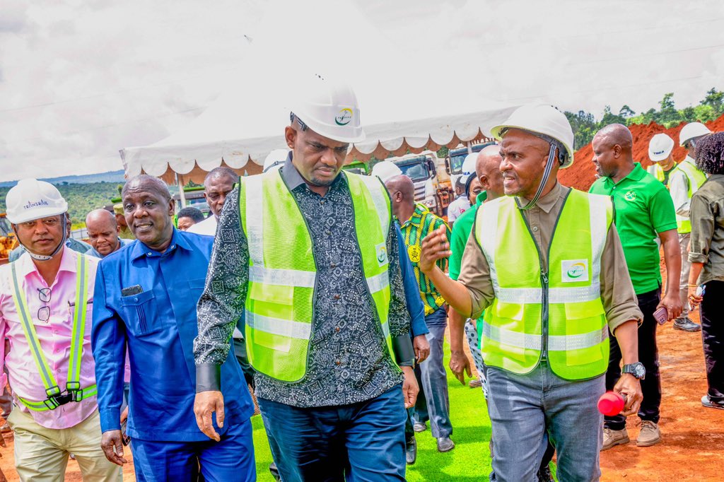 Hakingowi's tweet photo. 📍Ngara, Kagera

Taswira mbalimbali za Waziri wa Nishati Mhe, Deo Ndejembi akiteta jambo na Mkurungenzi Mkuu wa Shirika la Umeme Nchini -TANESCO Bw. Lazaro Twange kwenye hafla ya uwekwaji wa  jiwe la msingi katika mradi wa ujenzi wa njia ya kusafirisha umeme wa msongo wa kilovolti 220 kutoka Benaco hadi Kyaka pamoja na ujenzi wa Kituo cha Kupoza Umeme cha Benaco, mradi unatarajiwa kuunganisha Mkoa wa Kagera katika Gridi ya Taifa.