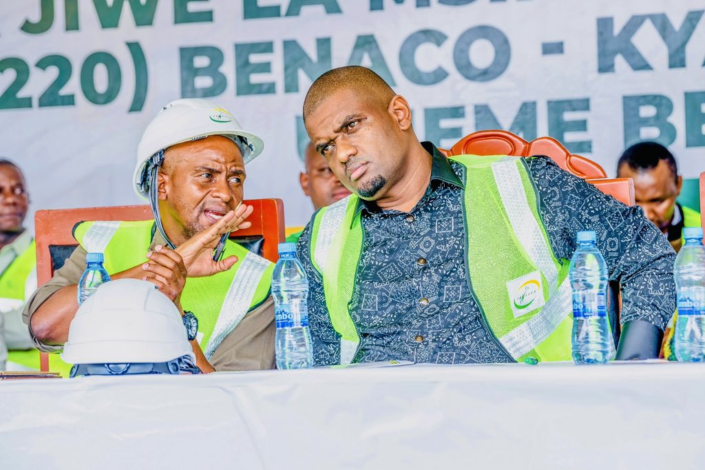 Hakingowi's tweet photo. 📍Ngara, Kagera

Taswira mbalimbali za Waziri wa Nishati Mhe, Deo Ndejembi akiteta jambo na Mkurungenzi Mkuu wa Shirika la Umeme Nchini -TANESCO Bw. Lazaro Twange kwenye hafla ya uwekwaji wa  jiwe la msingi katika mradi wa ujenzi wa njia ya kusafirisha umeme wa msongo wa kilovolti 220 kutoka Benaco hadi Kyaka pamoja na ujenzi wa Kituo cha Kupoza Umeme cha Benaco, mradi unatarajiwa kuunganisha Mkoa wa Kagera katika Gridi ya Taifa.