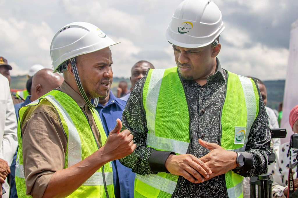 Hakingowi's tweet photo. 📍Ngara, Kagera

Taswira mbalimbali za Waziri wa Nishati Mhe, Deo Ndejembi akiteta jambo na Mkurungenzi Mkuu wa Shirika la Umeme Nchini -TANESCO Bw. Lazaro Twange kwenye hafla ya uwekwaji wa  jiwe la msingi katika mradi wa ujenzi wa njia ya kusafirisha umeme wa msongo wa kilovolti 220 kutoka Benaco hadi Kyaka pamoja na ujenzi wa Kituo cha Kupoza Umeme cha Benaco, mradi unatarajiwa kuunganisha Mkoa wa Kagera katika Gridi ya Taifa.