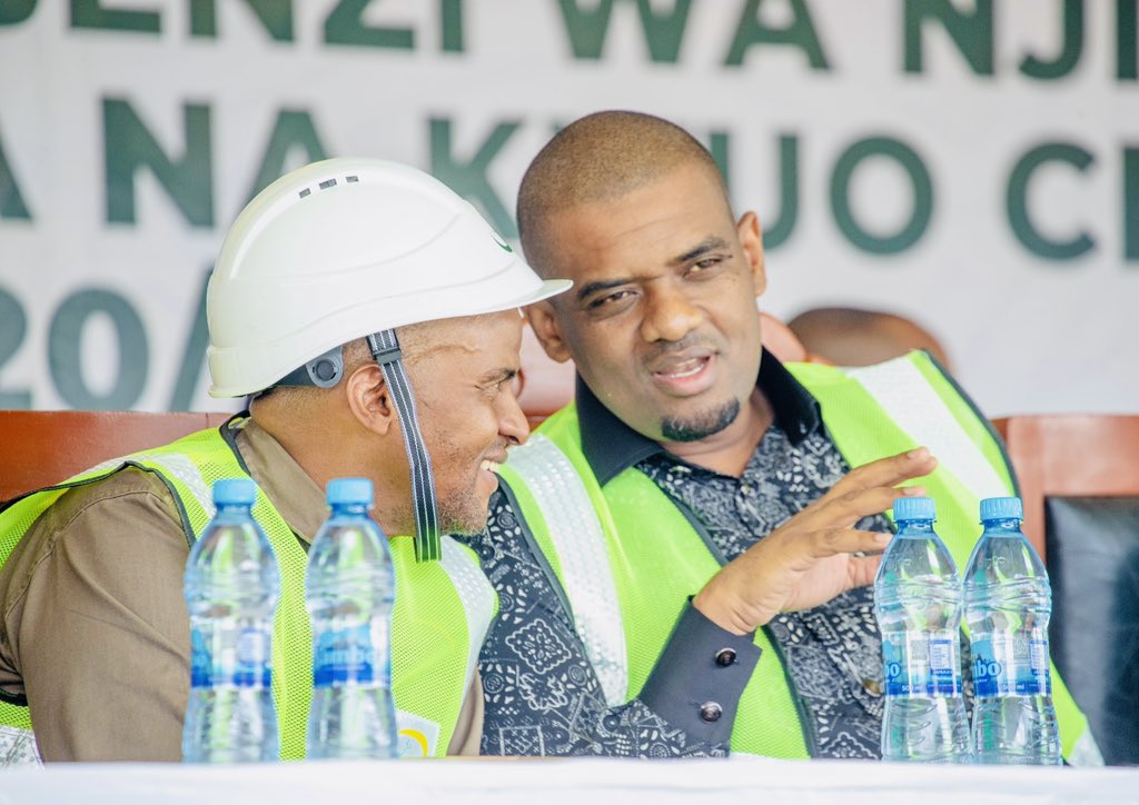 Hakingowi's tweet photo. 📍Ngara, Kagera

Taswira mbalimbali za Waziri wa Nishati Mhe, Deo Ndejembi akiteta jambo na Mkurungenzi Mkuu wa Shirika la Umeme Nchini -TANESCO Bw. Lazaro Twange kwenye hafla ya uwekwaji wa  jiwe la msingi katika mradi wa ujenzi wa njia ya kusafirisha umeme wa msongo wa kilovolti 220 kutoka Benaco hadi Kyaka pamoja na ujenzi wa Kituo cha Kupoza Umeme cha Benaco, mradi unatarajiwa kuunganisha Mkoa wa Kagera katika Gridi ya Taifa.