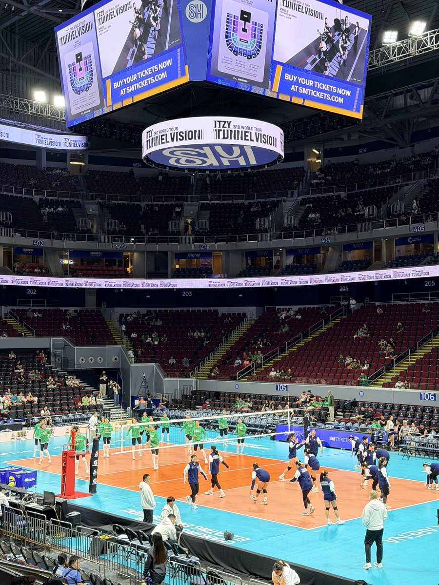 asvelasquezz's tweet photo. UAAP Finals Game 1 💚💙 https://t.co/JRIPMlF7N4