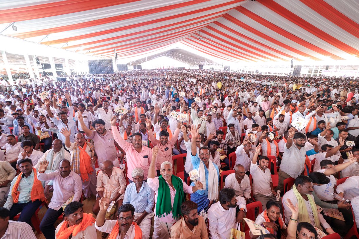 AmitShah's tweet photo. ಶ್ರೀ ಬಿ. ಎಸ್ ಯಡಿಯೂರಪ್ಪ ಅವರ 50 ವರ್ಷಗಳ ಸಾಮಾಜಿಕ ಸೇವೆಯನ್ನು ಗುರುತಿಸುವ ಸಲುವಾಗಿ ಕರ್ನಾಟಕದ ಚಿತ್ರದುರ್ಗದಲ್ಲಿ ಆಯೋಜಿಸಲಾಗಿದ್ದ ಕಾರ್ಯಕ್ರಮವನ್ನು ಉದ್ದೇಶಿಸಿ ಮಾತನಾಡಿದೆ. 

ಶ್ರೀ ಯಡಿಯೂರಪ್ಪ ಅವರು ತಮ್ಮ ಜೀವನದುದ್ದಕ್ಕೂ ಕರ್ನಾಟಕವನ್ನು ಸ್ವಂತಕ್ಕಿಂತ ಹೆಚ್ಚು ಆದ್ಯತೆಯನ್ನಾಗಿಸಿಕೊಂಡಿದ್ದಾರೆ. ಯುವ ನಾಯಕನಾಗಿ ಅವರು ರೈತರ ಹಕ್ಕುಗಳಿಗಾಗಿ ಬಿಜೆಪಿ ಬಾವುಟ ಹಾರಿಸಿದ್ದರು ಮತ್ತು ಮುಖ್ಯಮಂತ್ರಿ ಆಗಿದ್ದ ವೇಳೆ ರೈತರ ಕಲ್ಯಾಣಕ್ಕಾಗಿ,  ಪಕ್ಷವನ್ನು ಬಲಪಡಿಸಲು ಮತ್ತು ಅದರ ಸಿದ್ಧಾಂತವನ್ನು ವಿಸ್ತರಿಸಲು ಅವಿರತವಾಗಿ ಶ್ರಮಿಸಿದ್ದರು. ಅವರ ಜೀವನ ಯುವ ನಾಯಕರಿಗೆ ಪ್ರೇರಣೆಯಾಗಿದೆ.