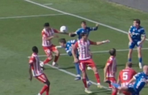 Que no es coña que no ha pitado esto como penalti por mano después de pitarnos a nosotros la semana pasada el de Zaka eh. Está claro que dos equipos quiere que suban… no hay nada que hacer contra esta gente
