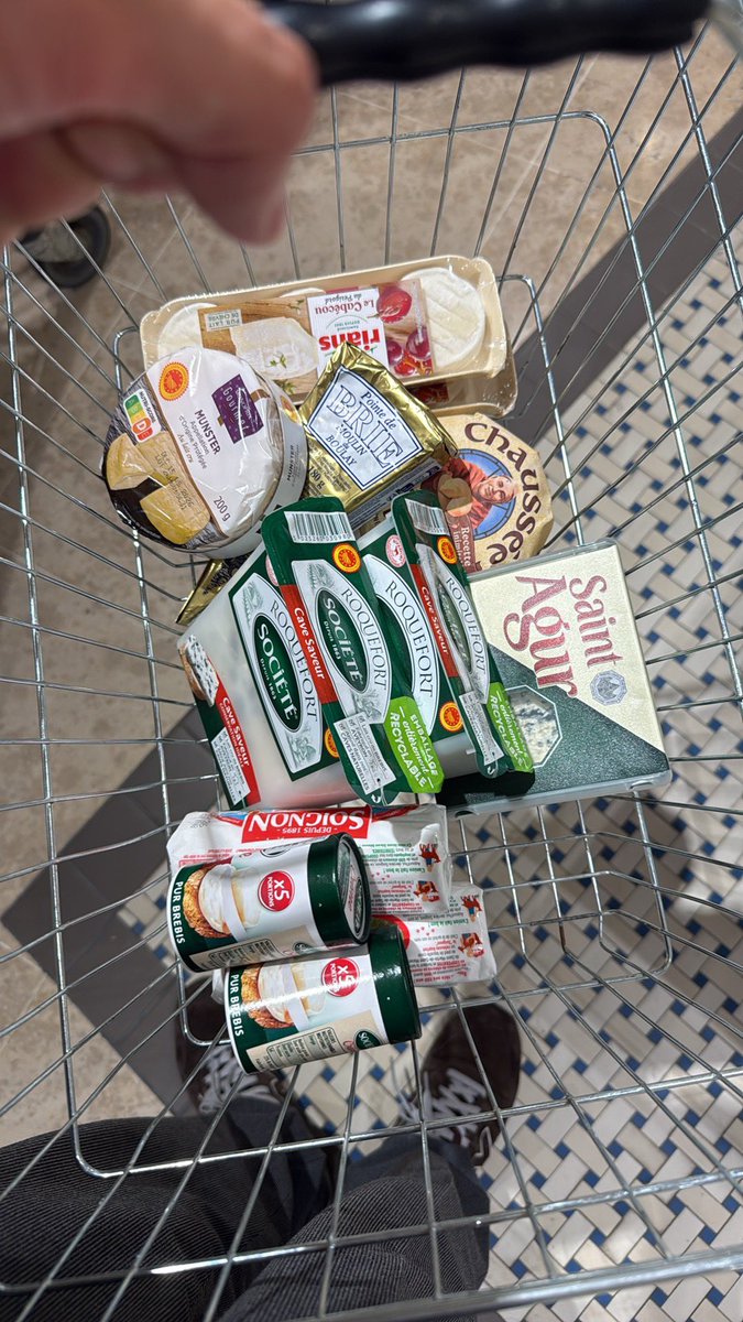 FlyingRudo's tweet photo. 今回もパリでチーズを爆買いしてます🤣 https://t.co/s0Nqb3Pm8v