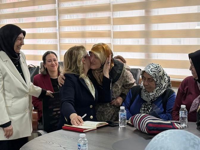 AsuKaya80TBMM's tweet photo. Anneler Günü öncesinde, Emniyet Teşkilatı Vazife Malulü ve Şehit Aileleri Vakfı(EMŞAV) Genel Merkezi’nde şehit ve gazi anneleri, eşleri ve aileleriyle bir araya geldik.

Bu toprakların bedelini canıyla ödeyen kahramanlarımızın emanetleri başımızın tacıdır. Onların rızası olmadan atılan hiçbir adımın, hiçbir siyasetinin içinde olmadık, olmayacağız. Şehitlerimizin aziz hatırasını yok sayan hiçbir anlayışa da sessiz kalmayacağız.

Şehitlerimizi rahmetle, gazilerimizi minnetle anıyor; fedakâr annelerimizin Anneler Günü’nü yürekten kutluyorum.