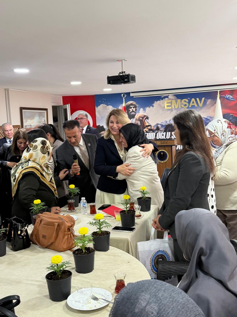 AsuKaya80TBMM's tweet photo. Anneler Günü öncesinde, Emniyet Teşkilatı Vazife Malulü ve Şehit Aileleri Vakfı(EMŞAV) Genel Merkezi’nde şehit ve gazi anneleri, eşleri ve aileleriyle bir araya geldik.

Bu toprakların bedelini canıyla ödeyen kahramanlarımızın emanetleri başımızın tacıdır. Onların rızası olmadan atılan hiçbir adımın, hiçbir siyasetinin içinde olmadık, olmayacağız. Şehitlerimizin aziz hatırasını yok sayan hiçbir anlayışa da sessiz kalmayacağız.

Şehitlerimizi rahmetle, gazilerimizi minnetle anıyor; fedakâr annelerimizin Anneler Günü’nü yürekten kutluyorum.