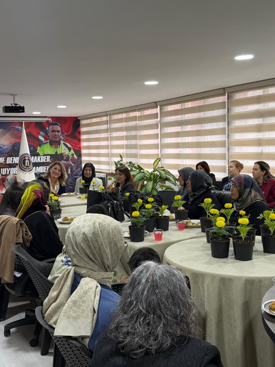 AsuKaya80TBMM's tweet photo. Anneler Günü öncesinde, Emniyet Teşkilatı Vazife Malulü ve Şehit Aileleri Vakfı(EMŞAV) Genel Merkezi’nde şehit ve gazi anneleri, eşleri ve aileleriyle bir araya geldik.

Bu toprakların bedelini canıyla ödeyen kahramanlarımızın emanetleri başımızın tacıdır. Onların rızası olmadan atılan hiçbir adımın, hiçbir siyasetinin içinde olmadık, olmayacağız. Şehitlerimizin aziz hatırasını yok sayan hiçbir anlayışa da sessiz kalmayacağız.

Şehitlerimizi rahmetle, gazilerimizi minnetle anıyor; fedakâr annelerimizin Anneler Günü’nü yürekten kutluyorum.