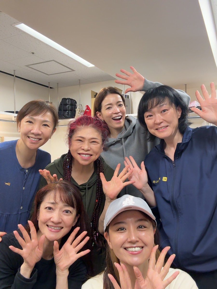 urashima_rinko's tweet photo. ミュージカル『メリー・ポピンズ』
東京公演が千穐楽を迎えました！
劇場に足を運んで下さった皆様！
ありがとうございました😭

東京公演の楽屋が一緒だった
この6人愛おしい♡

#メリーポピンズ
#カホリーヌ
#ジュリピョン
#ハナちゃん
#チネリーナ
#マキちゃん
#ワシ https://t.co/LLFdNqHxK9