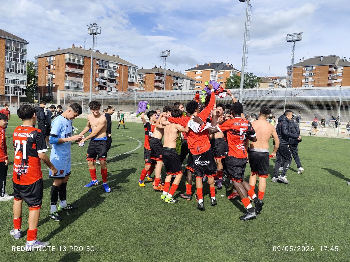CDIParArriaga's tweet photo. Felicitar a nuestro Primera Cadete A que acaba de conseguir la victoria y el ascenso a Cadete de Honor en una grandísima temporada.

BRAVO CHAVALEEEES!! 👏🏻⚽

#SomosIpar 🖤❤️ https://t.co/rnTnmQ5xfj
