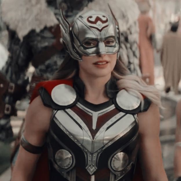 MUSCLETHOR_'s tweet photo. ⠀⠀

⠀⠀  Upon seeing the axe being swung in her direction she had no choice but to dodge the attack instead of going right for the obvious hit she could go for.

Moving her body to the side as the axe hit the ground next to her feet.

⠀⠀ https://t.co/KIlx0gAcPr