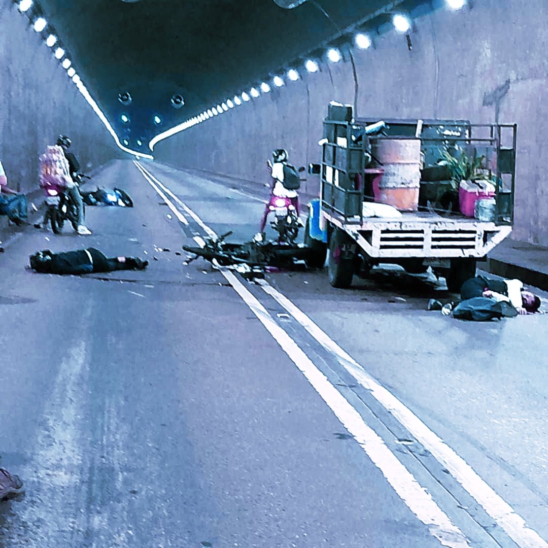 ElParaisoNow's tweet photo. Es un ciclo sin fin. Los jóvenes se matan por choque 💥 contra camión 🚌 en el Túnel El Paraíso sentido El Cementerio
Y los familiares decidieron sacar su dolor, trancando autopista pudiendo generar accidente peor
#️⃣  Caracas Venezuela #9May  #SinLey  🚍🚌 #EsViral #PNB #INTT https://t.co/U9fVuzlLX1