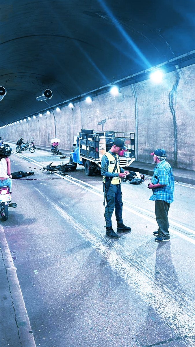 ElParaisoNow's tweet photo. Es un ciclo sin fin. Los jóvenes se matan por choque 💥 contra camión 🚌 en el Túnel El Paraíso sentido El Cementerio
Y los familiares decidieron sacar su dolor, trancando autopista pudiendo generar accidente peor
#️⃣  Caracas Venezuela #9May  #SinLey  🚍🚌 #EsViral #PNB #INTT https://t.co/U9fVuzlLX1