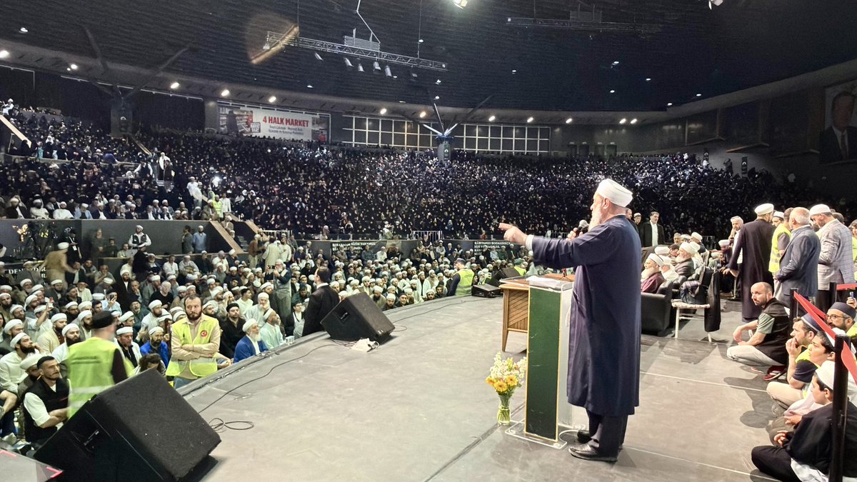 ismailhunerlice's tweet photo. “Hayatını İslâm’a ve Resulullah Efendimizin Sallâllâhu Te’âlâ Aleyhi ve Sellem’in sünnetini ihyâya vakfeden Mahmûd Efendi Hazretlerimizin (Kuddise Sirruhû) ahirete irtihalinin hicrî 4. sene-i devriyesi...
Bu müstesna günde; kıymetli hocalarımız, değerli ihvânımız ve muhibbânımızın yoğun katılımıyla bir araya gelerek kendisini rahmet ve minnetle yâd ettiğimiz bereketli bir anma programı gerçekleştirdik.
Allâh-u Te’âlâ bizleri Ehl-i Sünnet yolundan ayırmasın, Efendi Hazretlerimizin (Kuddise Sirruhû) himmet ve feyzinden bizleri mahrum bırakmasın; bizlere bıraktığı bu ulvî mirası layıkıyla omuzlamayı ve rızâsına uygun adımlar atmayı nasip eylesin. Âmîn.”