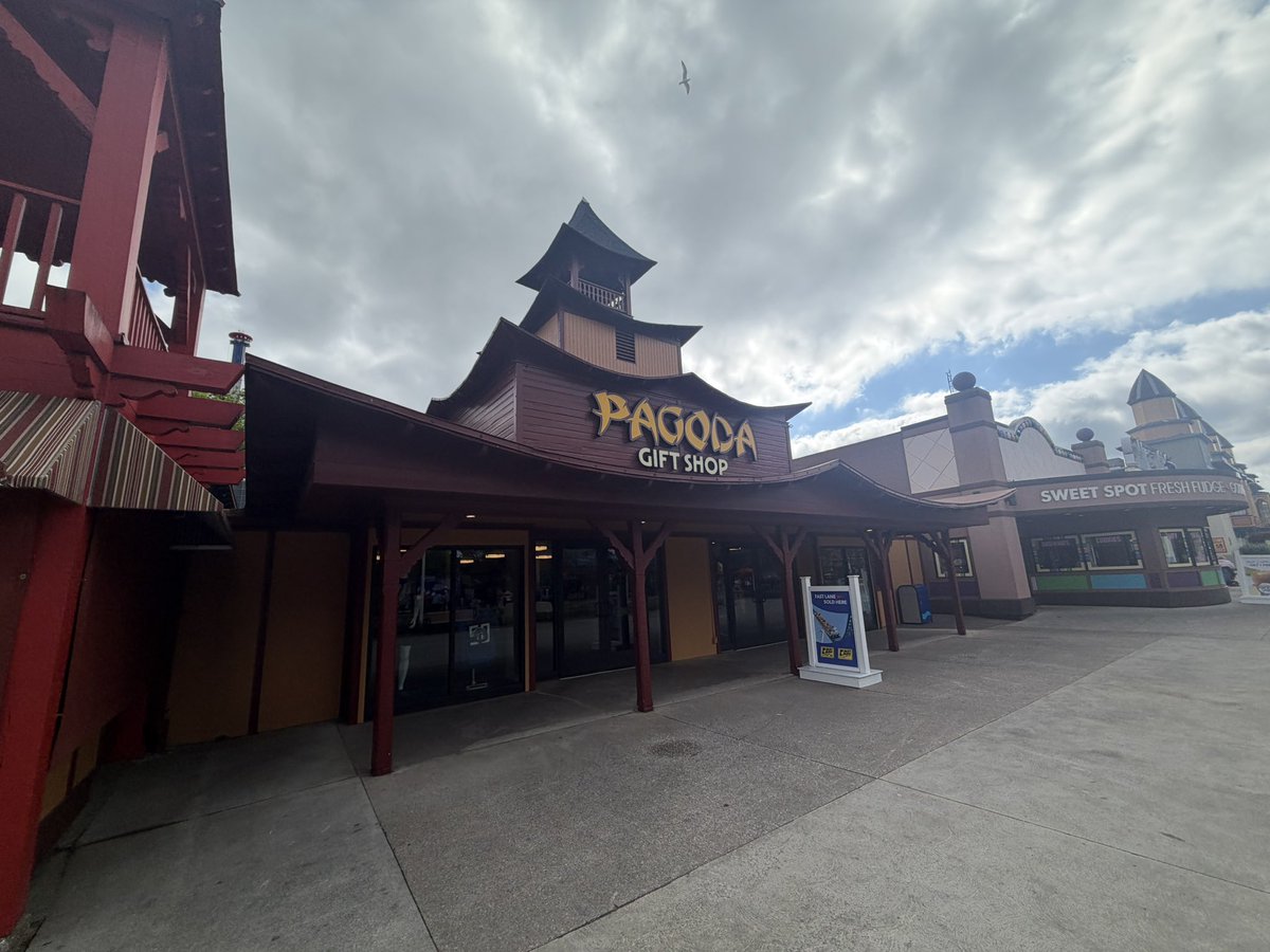 TPArchive's tweet photo. Cedar Point opening day is today!

#CedarPoint https://t.co/Cgogz0HUER