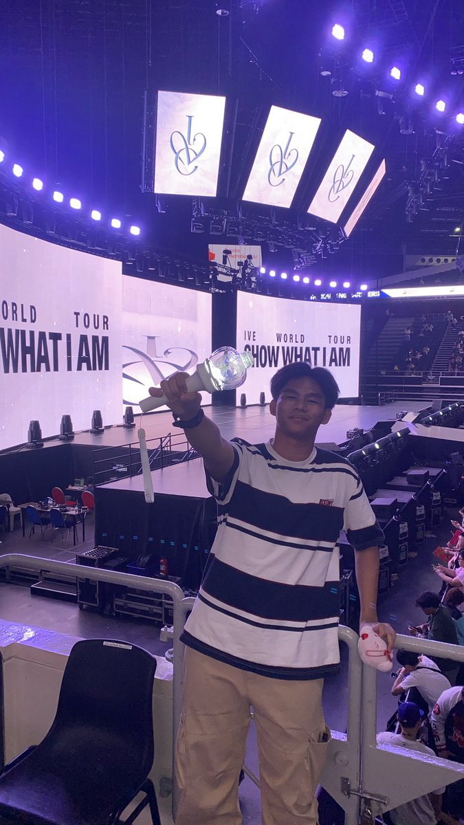 Meeting my girls for the second time in SINGAPORE wasn’t even on my bucket list 🇸🇬❤️ 
my first overseas concert achieved hehe :D

See you again in another 2 years maybe? I’m already gonna miss you so much, YUJIN ;)) 
#SHOW_WHAT_I_AM_IN_SG #ANYUJIN #IVE