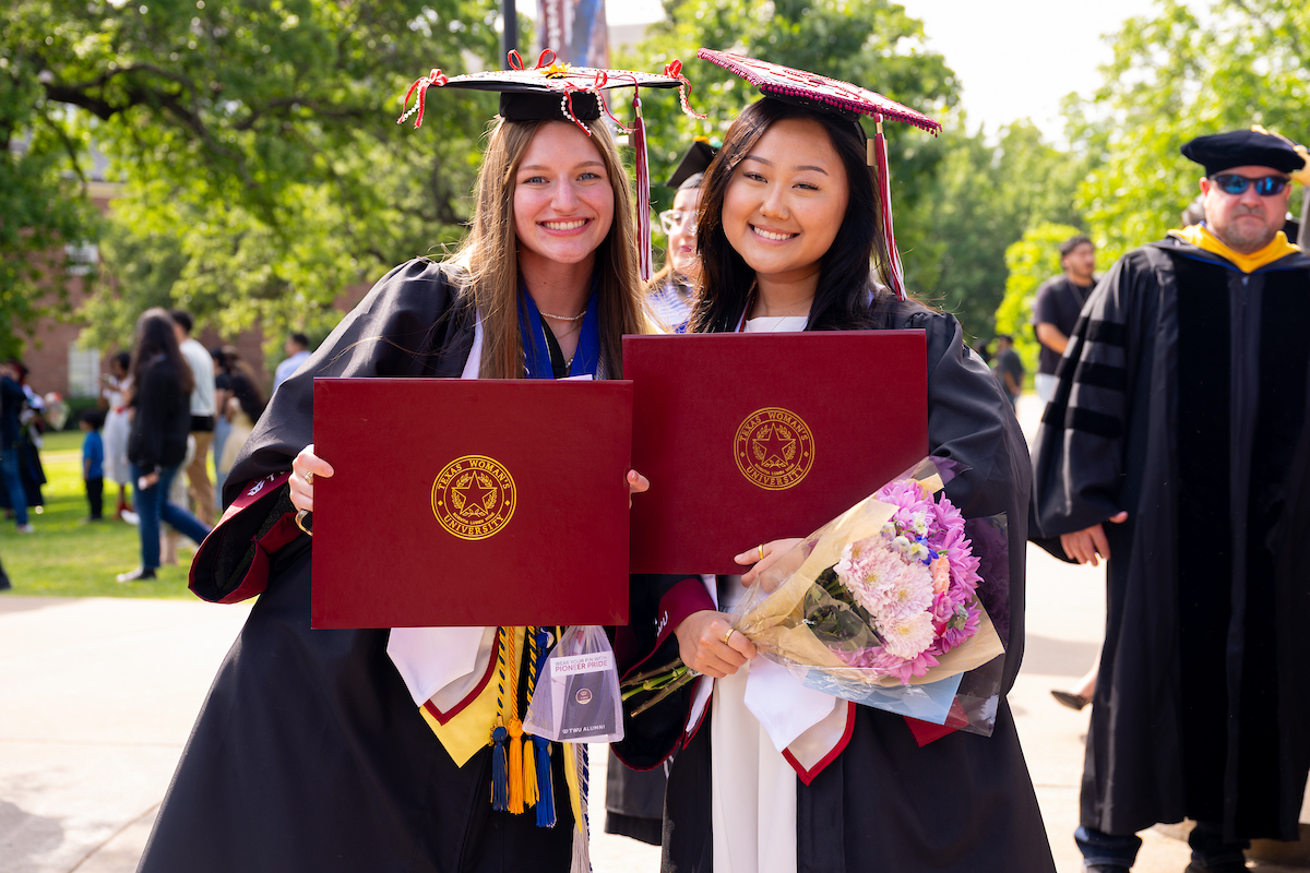 txwomans's tweet photo. Tassels turned and dreams realized. Congrats on your big moment Pioneers! 🎓 https://t.co/BeMN53njBk