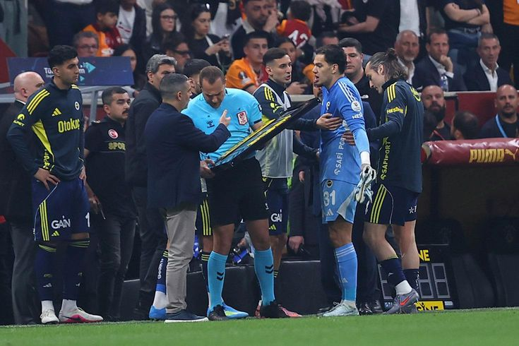 yirmiucderece's tweet photo. Fenerbahçe taraftarının şampiyonluk hayallerini çalmıştı! Ederson'dan flaş karar:

ESPN’in haberine göre Ederson, Fenerbahçe’de mutsuz ve sezon sonunda ayrılığa sıcak bakıyor. https://t.co/jsjI4ycnBU