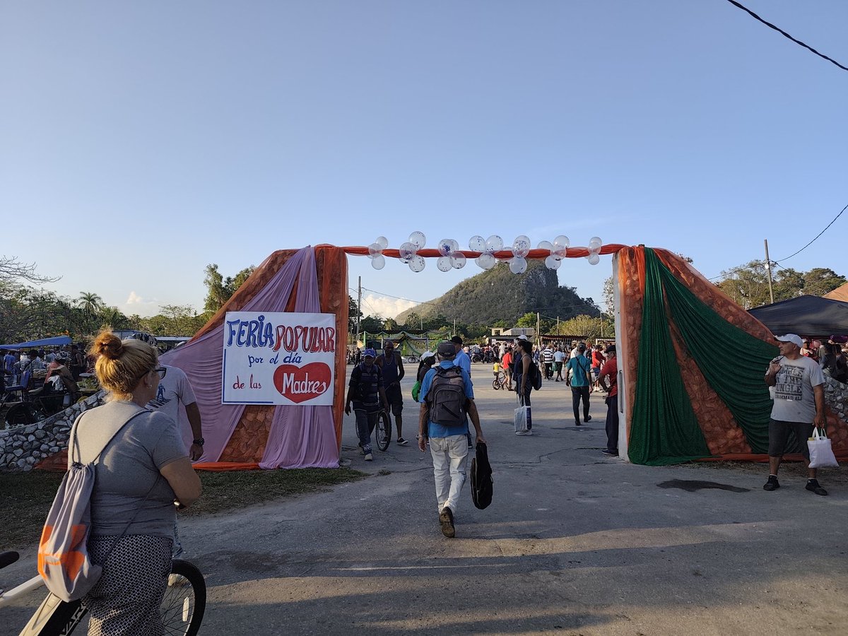 rlicea_mojena's tweet photo. Una excelente Feria Popular se realiza en #IslaDeLaJuventud dedicada a las Madres Pineras, variedad de productos, música, alegría, mucha disciplina, y una gran participación de actores económicos y el pueblo #SentirPinero #LaPatriaSeDefiende #CubaEstáFirme #100AñosConFidel https://t.co/3Duzb80PDh