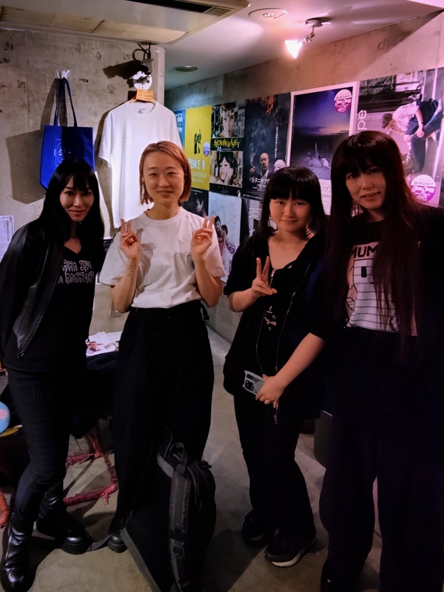 lucymirror's tweet photo. 映画「コスモ・コルプス」行ってきたよよよ。凄かった！どのシーンも絵が美しくて、ストーリーはぼんやりなのかなと思っていたら、未来編・縄文編・現代編がおーい！で繋がって、辺り一面の空気がブワーっと変わる描写にぶったまげた。素晴らしかった。ああいう違和感とか鳥肌的な感覚、 リアルに体験した事あるので(とある神社で神様を怒らせてしまった時に)、フラッシュバックでうあああああ！ってなった。現代編は主演の男の子以外は佐渡ヶ島の町の人で、撮影の間に監督が出会う物事を追って撮っただけなんだそうです。女子高生さんの素朴な演技もグッときたし、変わり者の先生、主演のお母さんなんてベテラン50年くらいの女優さんかと思って観てた。黄色いのやシャボン玉のシーンはめちゃくちゃ惹きこまれた…。そして、ゆいちゃんが可愛すぎてもう…、声もいいし存在が幻想的で、ゆいちゃんが出てるシーン、すべてのシーンが目に焼き付いた。いろんな監督のタイプは居ると思うけどこれって「こんな偶然性をまとめ上げて形にするのはすごい」とかじゃ済まされないよなあ、と意識・無意識、宇宙、時間軸についてずっと考え込んでるLUCYです。
長谷川億名監督すばらしや
