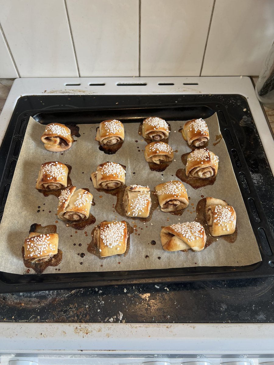 Malin_87's tweet photo. Idag har ja gjort nåt ja inte gjort på länge 🙂 blev kanelbullar på en halv liter. Har inte bakat på länge å bullar va väldigt väldigt länge sen https://t.co/KbE2sFdWYA
