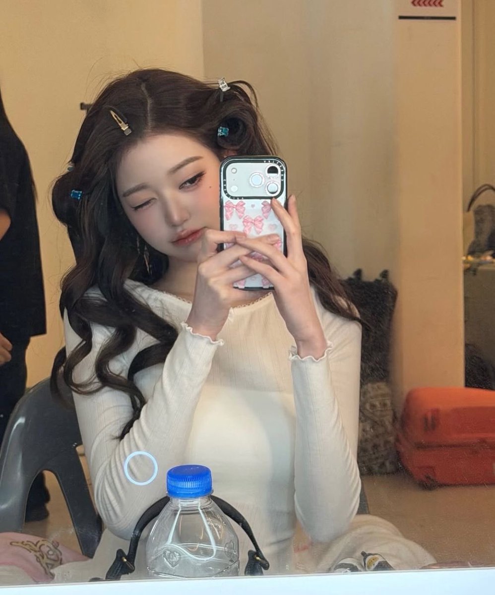 nekoninari_vi's tweet photo. two girls with matching phone cases… this could only mean one thing….
#diveselcaday #dvsd #dive #wonyoung https://t.co/m4suw7AK9n
