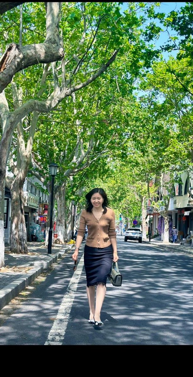 z05296's tweet photo. 今天路过这样的街道，忍不住停下来拍一张。
你们猜这是哪座城市的梧桐大道？ https://t.co/Fxfot5lFY3