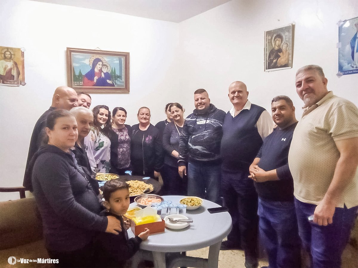 vomespanol's tweet photo. Yousef y sus padres quedaron atrapados en Mosul cuando llegó ISIS. Se llevaron a Yousef y lo torturaron por 45 días antes de dejarlo libre. “Perdoné a las personas por lo que me hicieron”, dijo Yousef, añadiendo que recordar el perdón de Dios hacia nosotros lo ayudó a perdonar. https://t.co/1kj75YDF5u