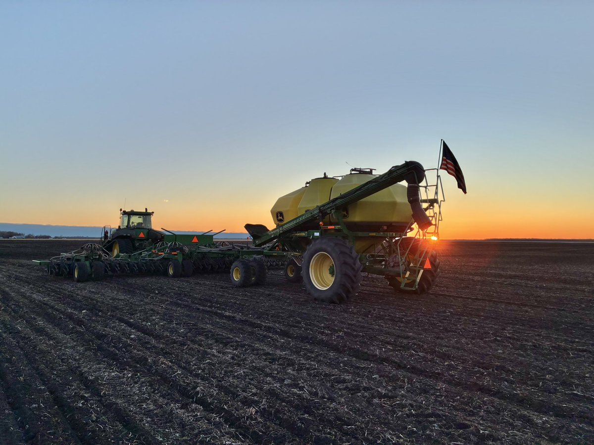 cciefarmer's tweet photo. #Plant26 is underway

#HammerDown #Soybeans https://t.co/0uwfITbBFf