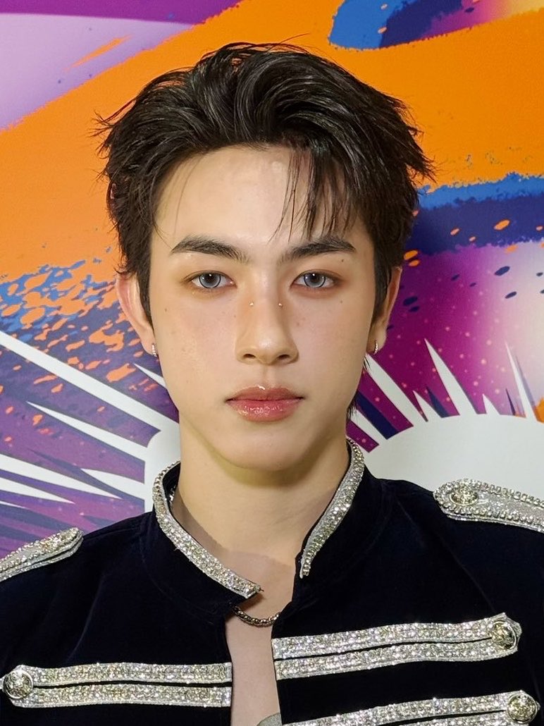 หล่อจนเกาหัวอะวันนี้ ชอบที่แต่งหน้าโทนเข้มๆ แบบเน้ให้ฮีอ่ะ โอ๊ยยยยย ชอบอองรีโว้ย y-y