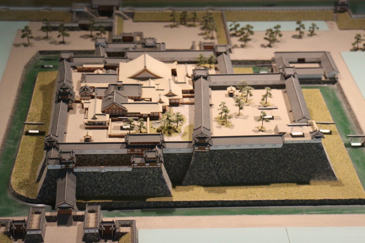 pzkw42's tweet photo. 追憶の丹波篠山城⑤

大書院に展示中の復元模型
①大手方向から
　廊下橋から２重の枡形を経てようやく２の丸へたどり着ける
②西方向から
　天守代用の三重櫓が城下を睥睨
③東方向から
④南側から
　埋門から城外方向への導線は現状のようなスロープではなくこの模型のようになっていた https://t.co/7DRpvjEgdR