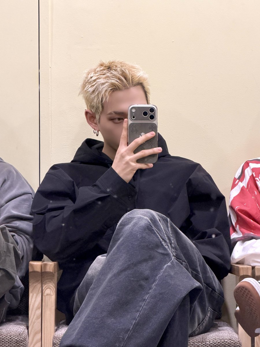 he looks like a mom who hides from her kids tantrums at the beauty salon

#all_h_ours #xayden