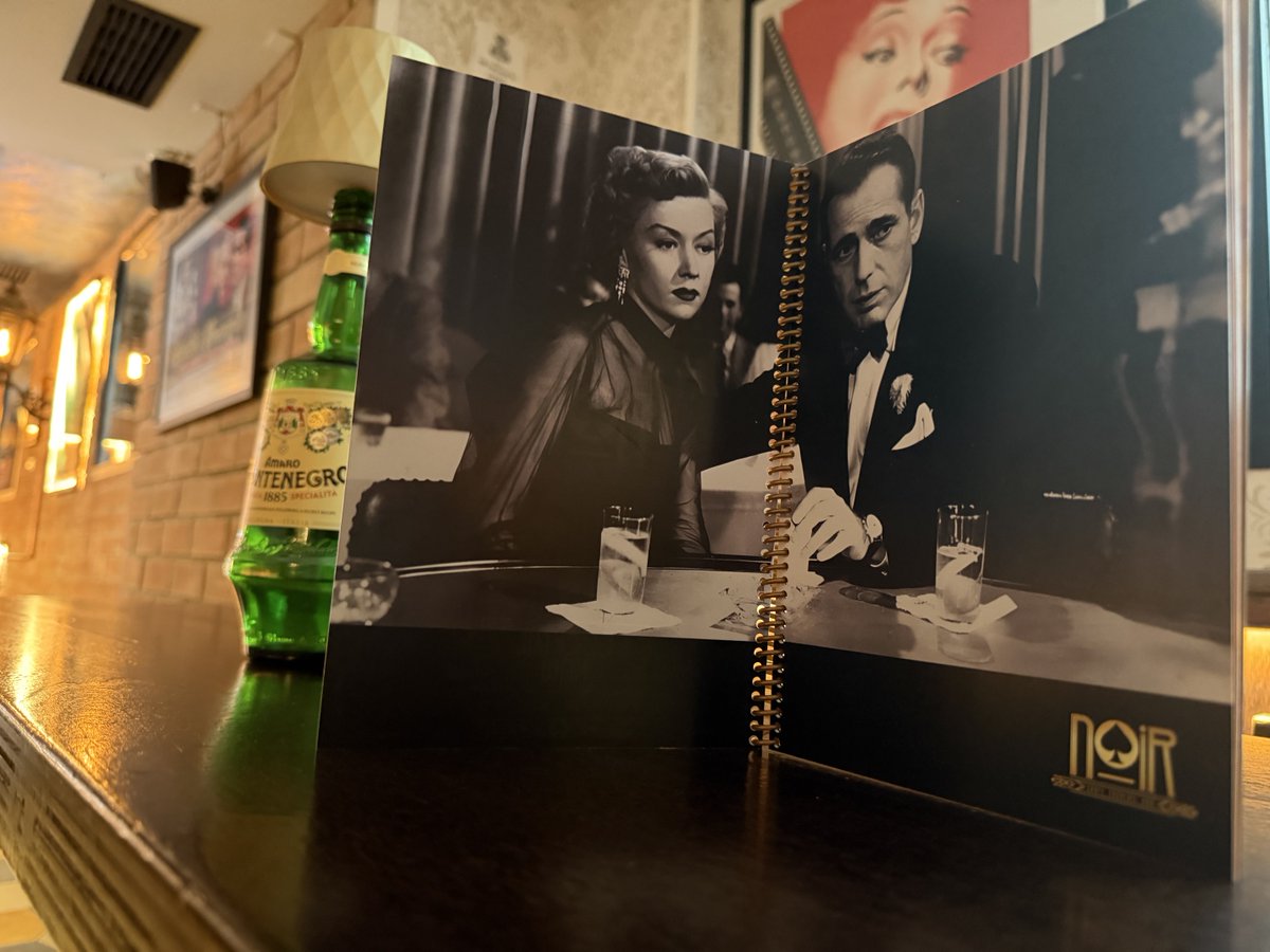 selulf's tweet photo. Gloria, Gene, bien que me alegro,
Kim, Lana y todas las otras,
Rita, Joan, va por vosotras
Mi negroni rojo ¿y negro? https://t.co/Xq5PJzDMbj