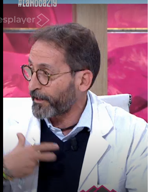 juherya's tweet photo. A este idiota, que (pese a no ser sanitario) se viste con una chaqueta blanca, a modo de bata, y que dice estupideces como puños, no debería darle bola #laroca219, chiquita vergüenza... https://t.co/4oY1tlvnSI