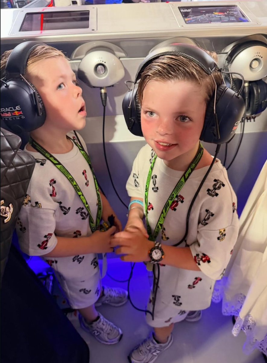 Los mini Verstappen en el box de Red Bull. 😭