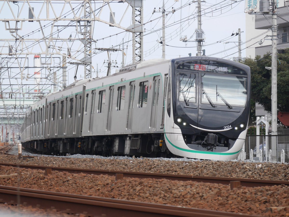 車体の色ですぐ2020系と分かったw #カナチョロ