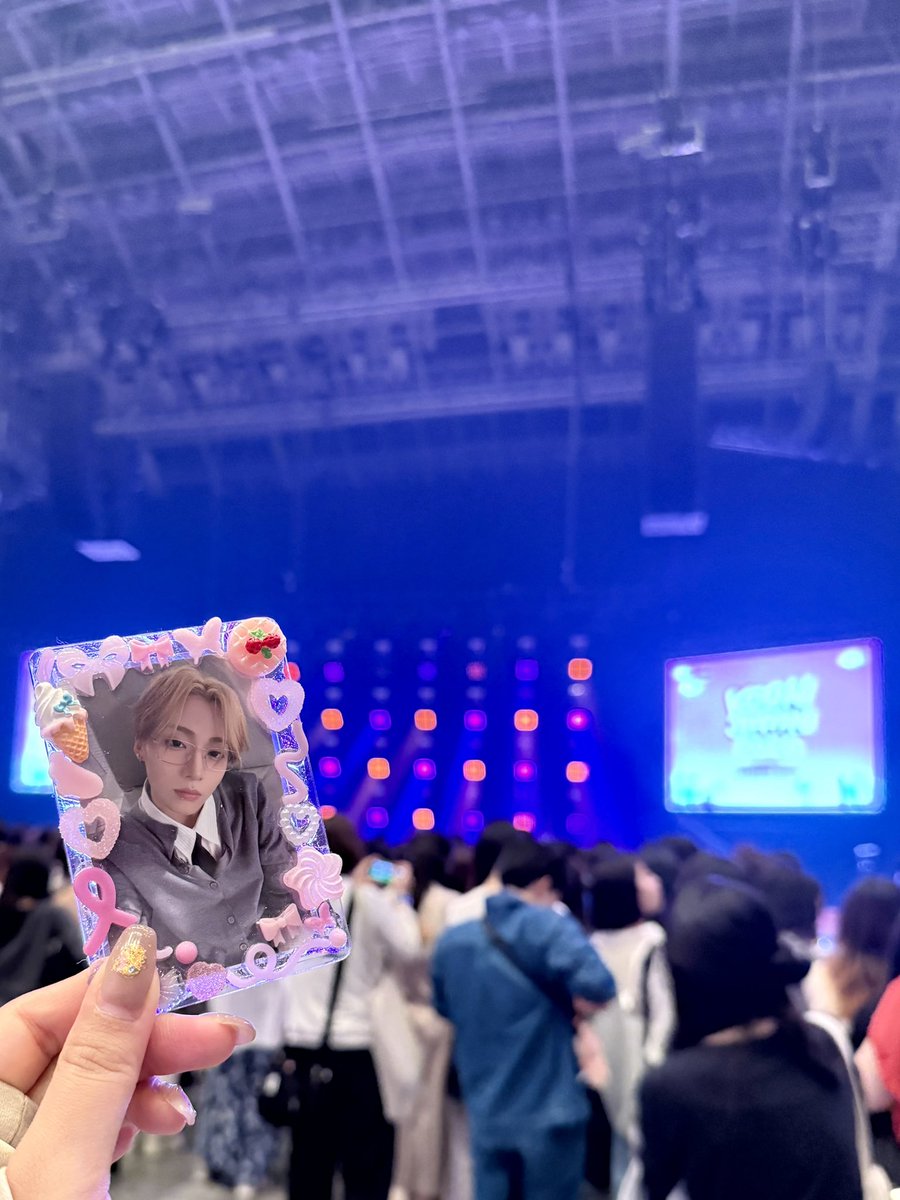 me___ro___n's tweet photo. 楽しかったけどハードすぎてお友達いなかったら心折れてたありがとう🥹
アーティストステージで隣にいたエリズさん初めましてだけどめちゃ良い子だった♡ https://t.co/jhDEEc1erF