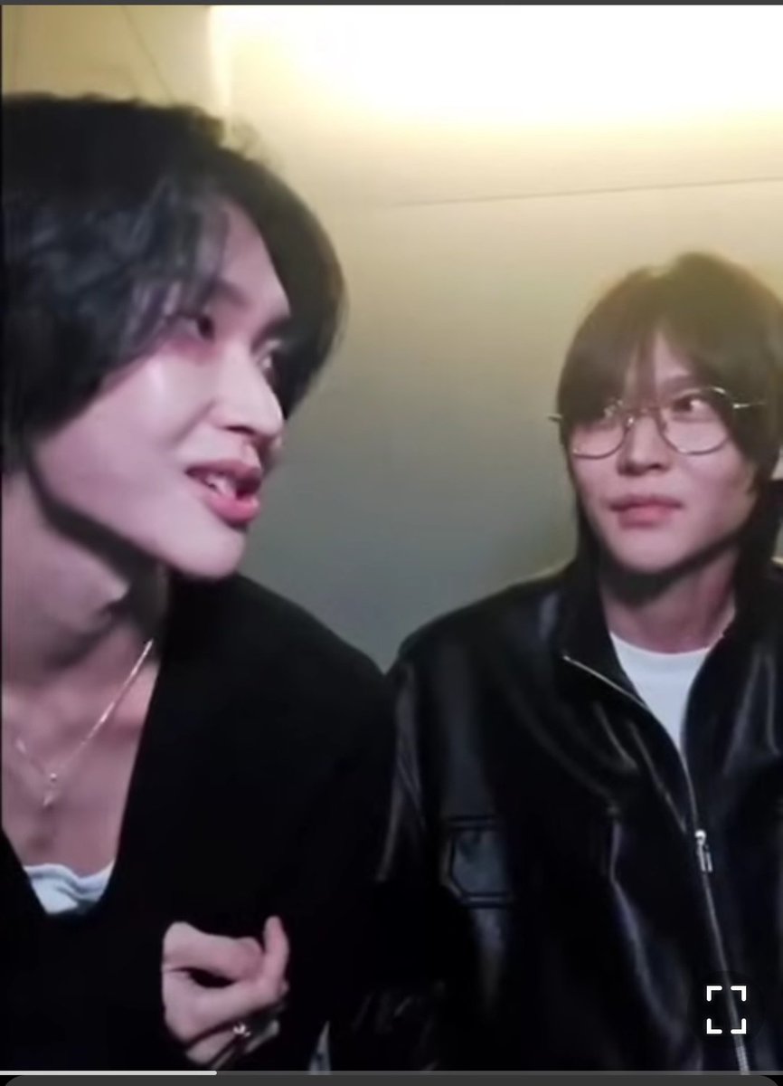 Seoknen live bareng lagi plis.. demi gw yg udah ntn berulang kali 😌